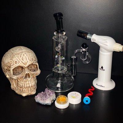 Turbine DNA Rig paired with Terp Screws and a Recycler Banger, Blink Torch, eye tool and Butter.