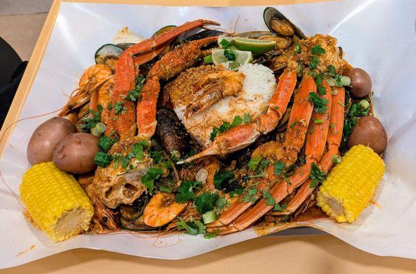 Crab legs, shrimp & mussels platter