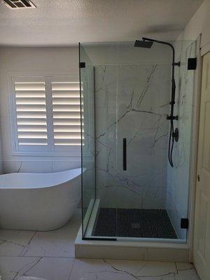 Frameless shower door installed by Elite Glass &Mirror Incorporated