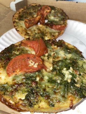 Pesto pizza bagel