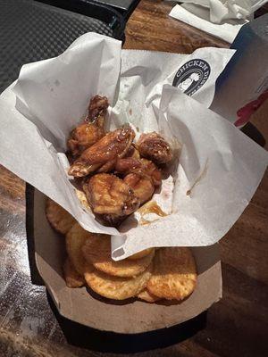 6 piece hot honey garlic wing combo it was really good I still love hot honey lemon pepper the best though