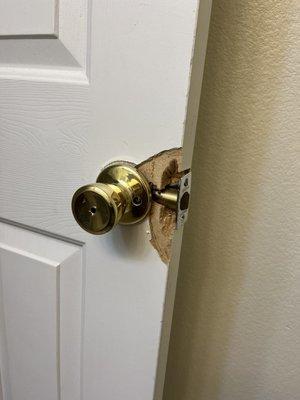 A broken door with a broken lock. Mynd easy access package.