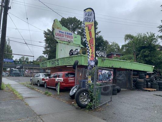 BBB Used Tires: Storefront