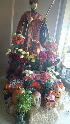 An altar for Día de los Muertos, beautiful.