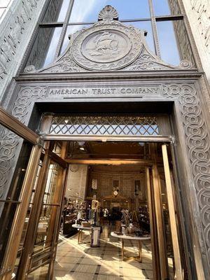 Old 1929 bank and glasses/sunglasses and artisan store. Hee.