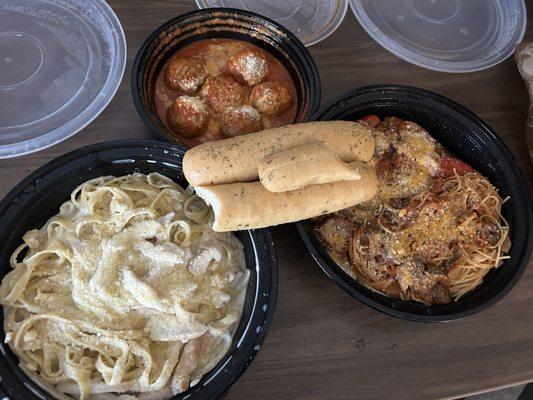 Chicken Alfredo, meatballs, chicken cacciatore, comes with garlic breadsticks