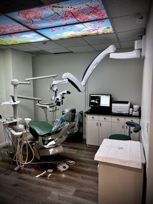 Patient treatment room with operating microscope