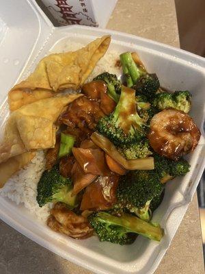 Shrimp and mixed vegetable lunch special. For $8.50 you can't beat it.