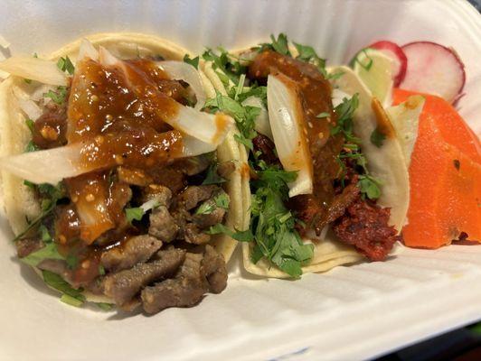 Tacos de carne asada y chorizo