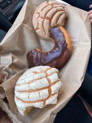 Conchas y donut con chocolate glaze mmmm