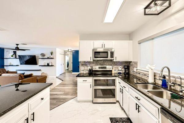 Experience pure cleanliness in this spotless kitchen. From sparkling surfaces to a fresh atmosphere.