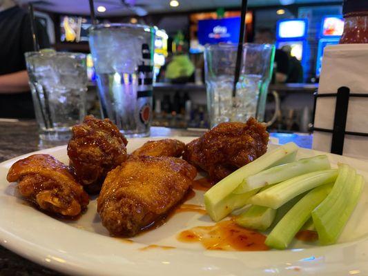 Phenomenal wings and perfectly mixed cocktails. Makes a Tuesday feel like a Sunday evenin'.......