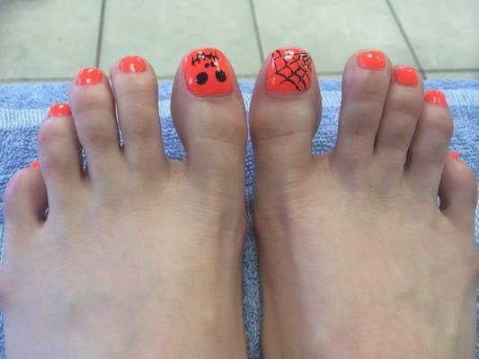 Halloween toes!!! Lauren does the best designs :)