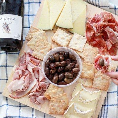 The Gourmet Cheese, Meat & Wine Assortment