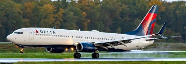 Delta 737-900 landing on a wet day at Portland International