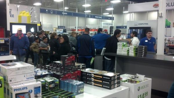 Small crowd for the start of "black Friday".