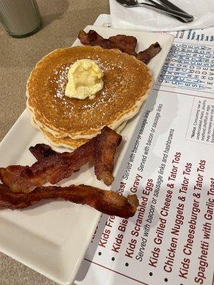 Kid's pancakes with bacon