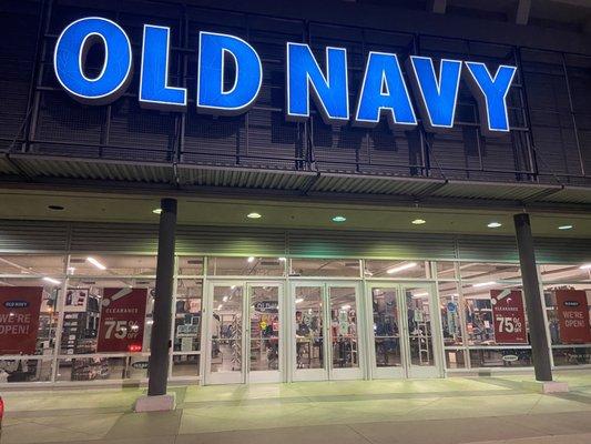 Old Navy closed at 8:30pm