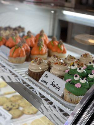 Seasonal cupcake display - yum