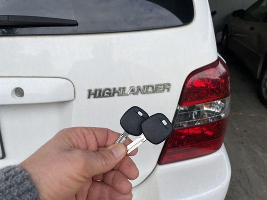 2005 Toyota Highlander Gets New Replacement Keys Cut & Programmed!