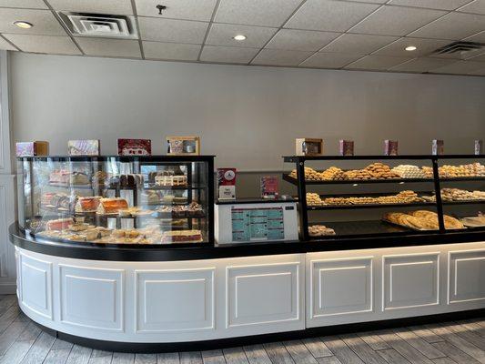 Such a gorgeous dessert counter!!