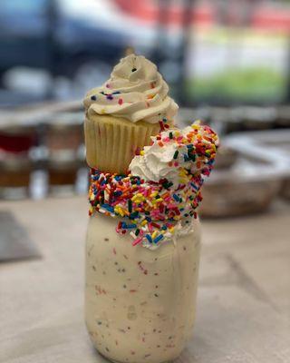 Confetti Cake Mason jars are amazing.