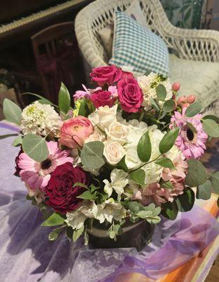 Shades of pink with blush and white roses, our favorite colors for a centerpiece