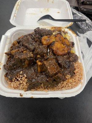 Ox tails and rice with red beans and plantons..