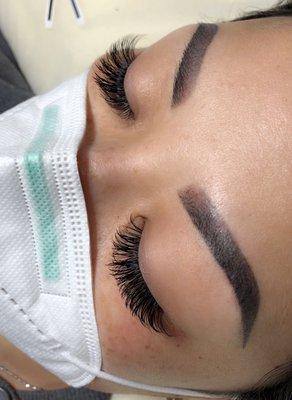 Volume lashes and ombré brow .