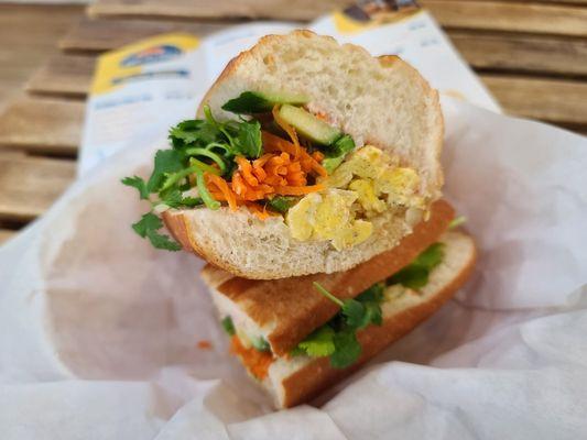 B6: Fried egg bánh mì