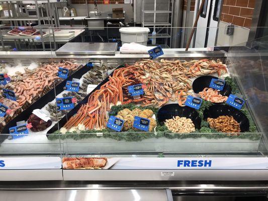 Seafood department new ice bed 1/3 cooked and live shellfish