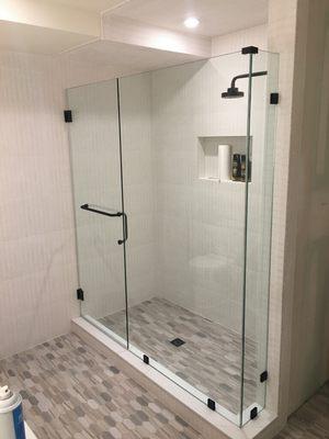 Frameless shower