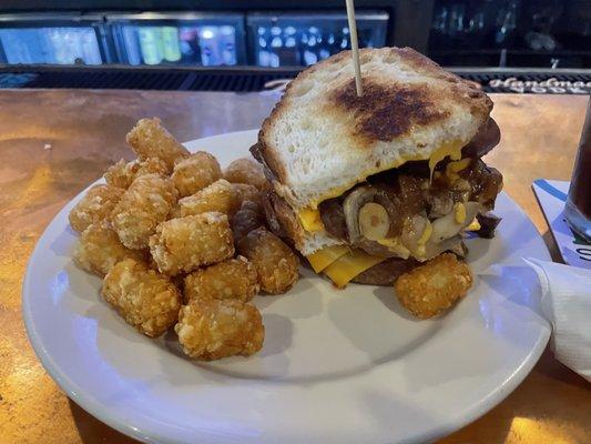 Steak sandwich with tater tots