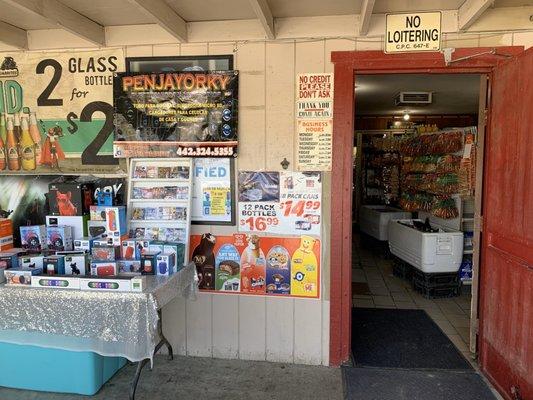 They DO take credit card. Vendor stand in front of store.