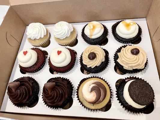 La Luna Tres Leches, Red Velvet, Chocolate, Mocha, Duo Chocolate & Vanilla, Oreo Cupcakes