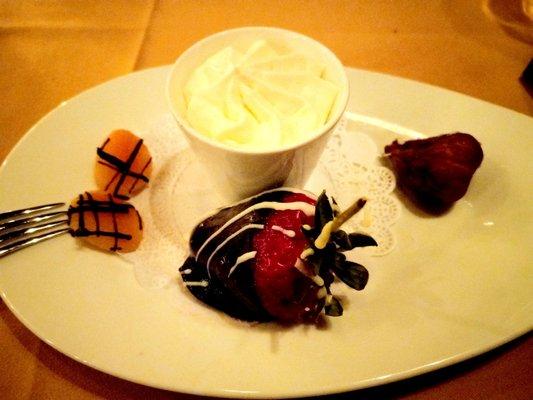 Fruit plate with whipped cream