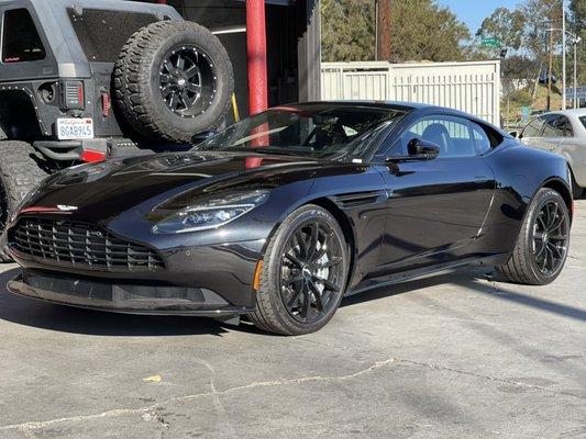 ASTON MARTIN DB11 w/ Powdercoat Gloss Black Wheels and Painted Brake calipers