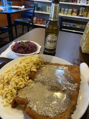 Schnitzel Spaetzel and red cabbage and German beer