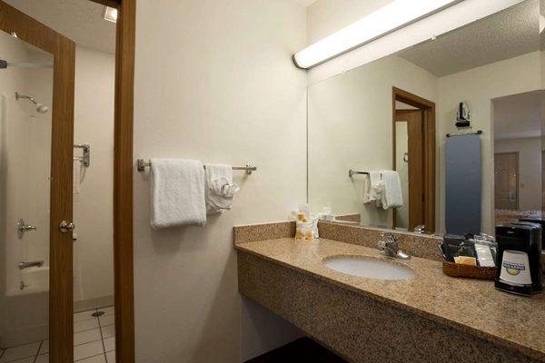 Guest room bath