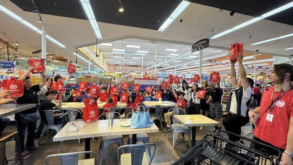 Field Trip to 99 Ranch Market to learn about its operations and practice Chinese

暑期課程針對99大華超市進行實地考察，了解其市場運作，並練習辨識中文商品名稱