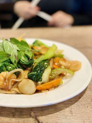 Shrimp stir-fry noodles