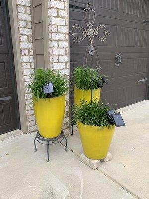 Ohh Layla.. a grouping of pots enhances your entryway or driveway.