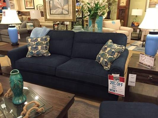 If I got different throw pillows, do you think this couch could look beachy?