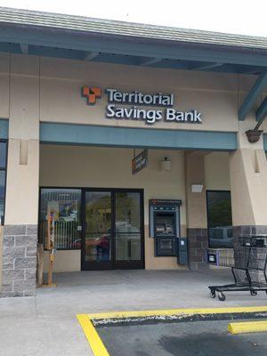 Territorial Savings Bank is just next door to the Safeway in Kailua-Kona.