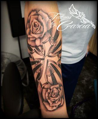 cross and roses tattoo by garcia