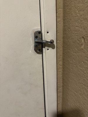 Missing lock, unable to lock from inside