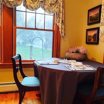 Lovely decor in the breakfast seating area.