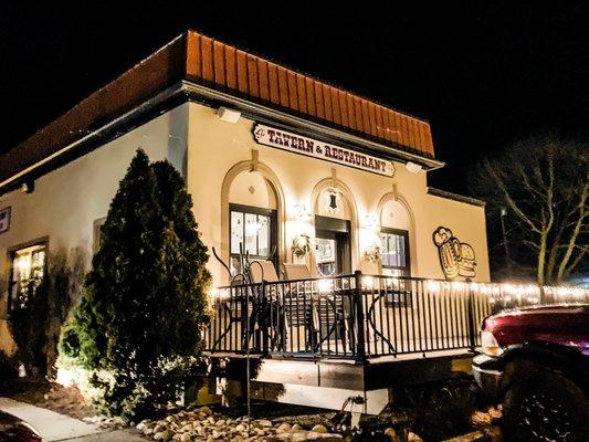 The tavern at night