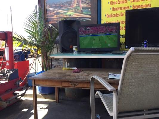 nice, quaint waiting area: In & Out Smog Check - Open Sundays