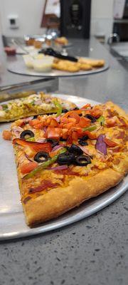 Veggie tomato pizza, curry chicken pizza, bread sticks